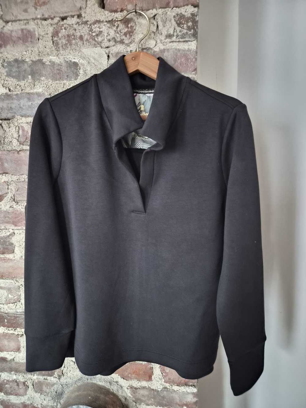 Tommy Bahama Top in Black